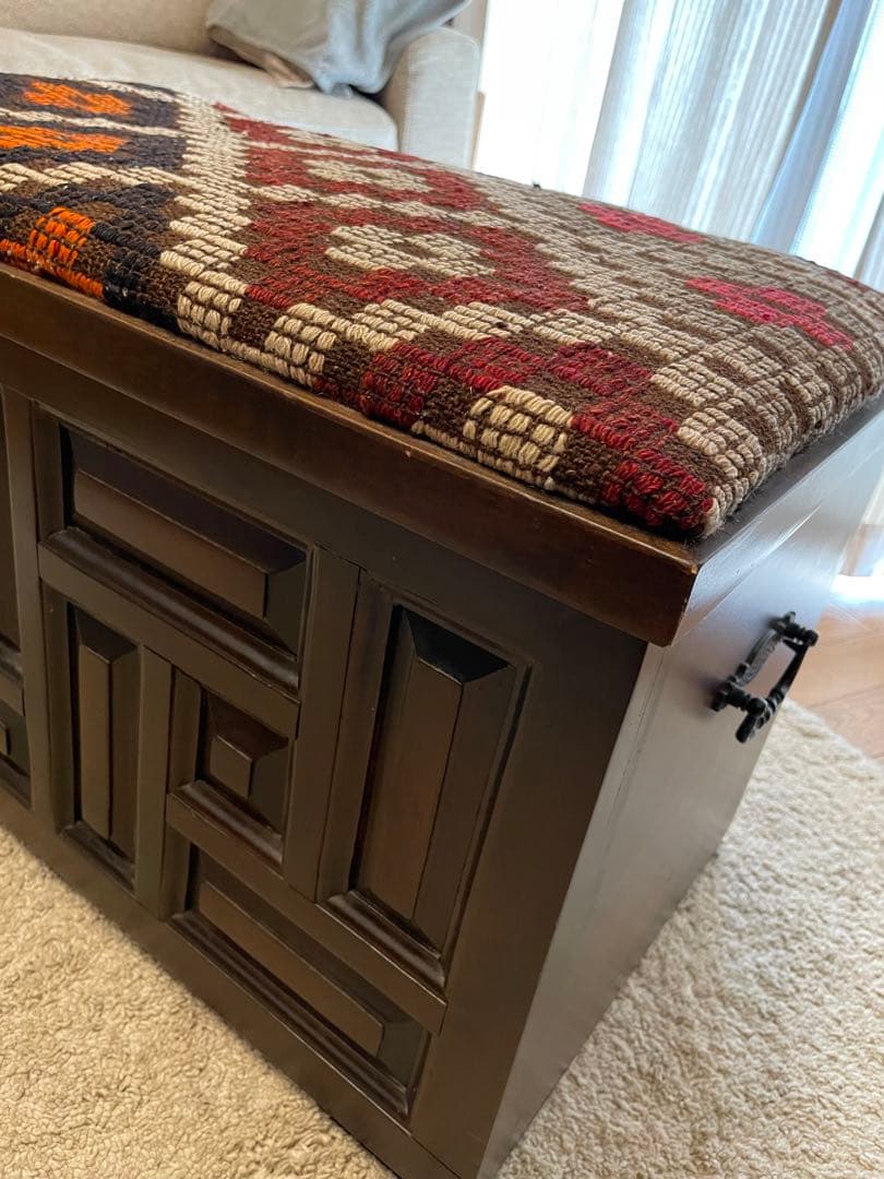 キリムを使った木製収納付きスツール