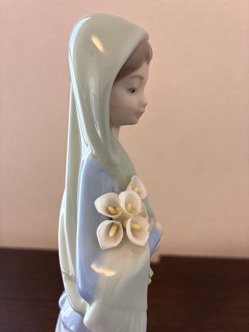 リヤドロ人形　百合を持つマリア像