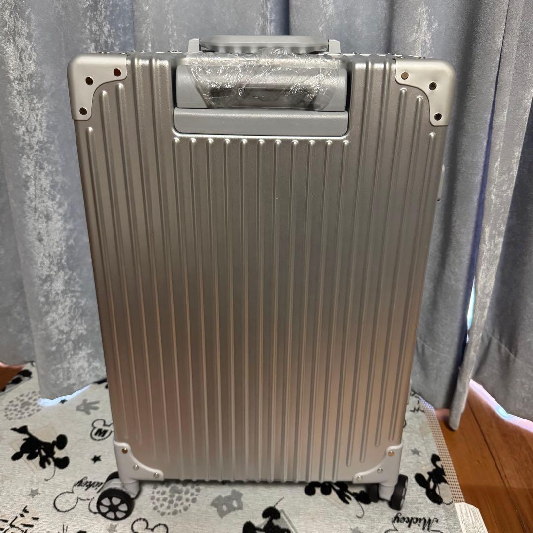 【新品未使用】スーツケース 耐衝撃性◎ アルミフレーム 銀色 50L 軽量 M