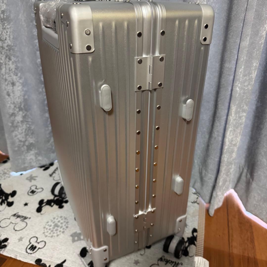 【新品未使用】スーツケース 耐衝撃性◎ アルミフレーム 銀色 50L 軽量 M