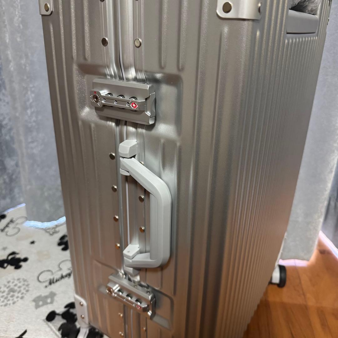 【新品未使用】スーツケース 耐衝撃性◎ アルミフレーム 銀色 50L 軽量 M