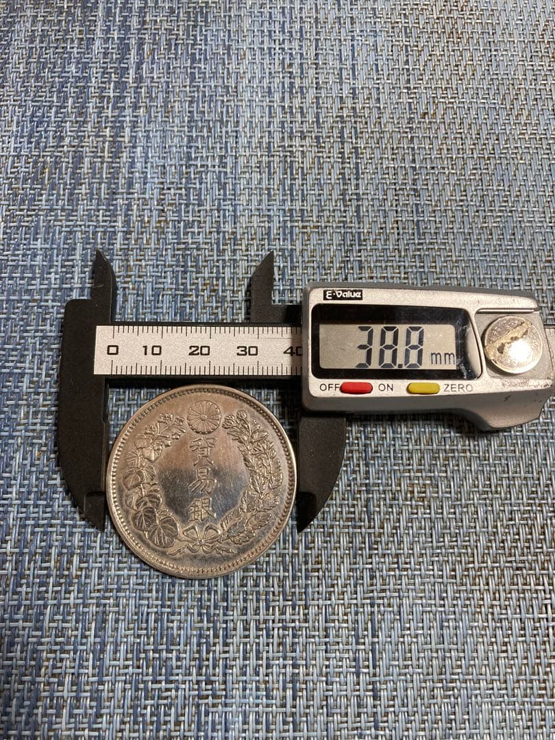 貿易銀　明治9年　菊紋・龍 一圓銀貨　長支脈