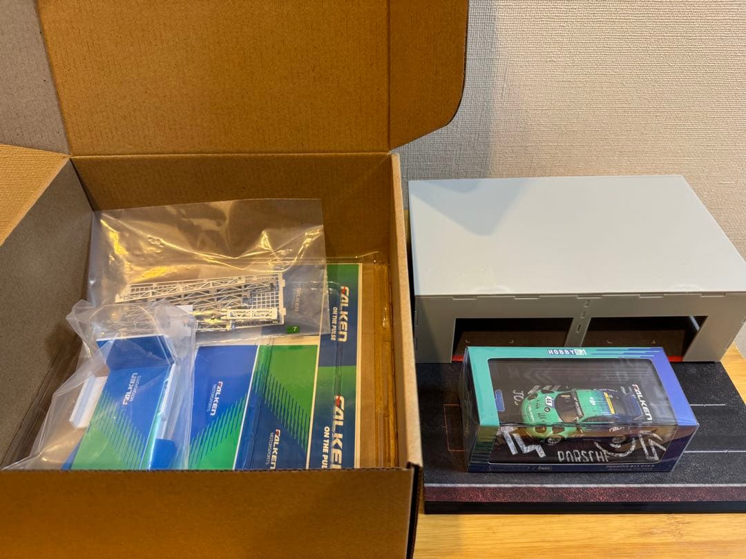 ミニカー TARMAC Porsche911GT3R PIT GARAGE DIORAMA