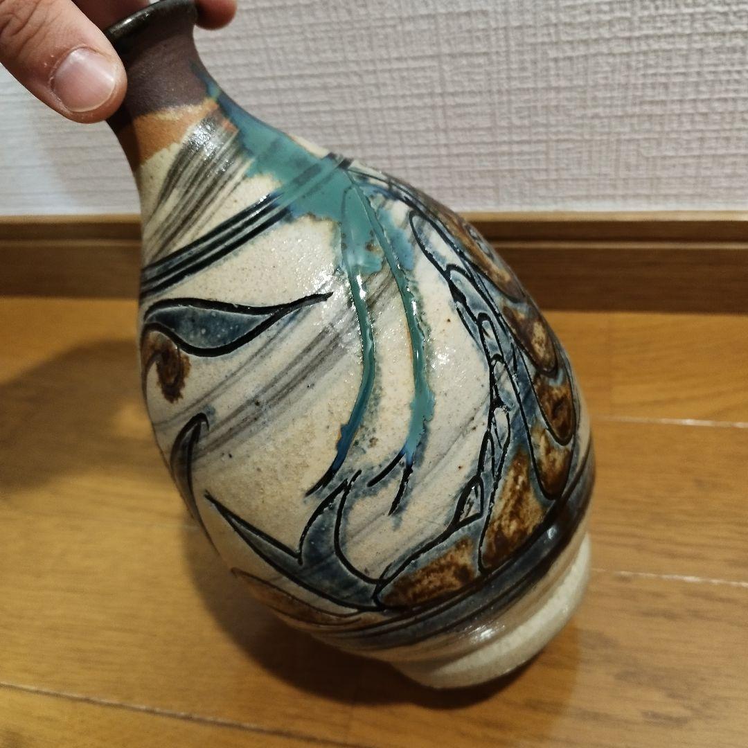 沖縄の人間国宝　金城次郎さんの飾り壷・花瓶　魚と海老の図　高さ約20センチ　在銘