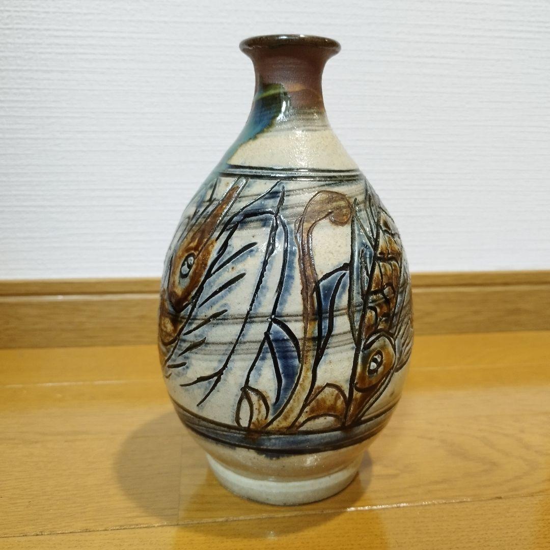 沖縄の人間国宝　金城次郎さんの飾り壷・花瓶　魚と海老の図　高さ約20センチ　在銘