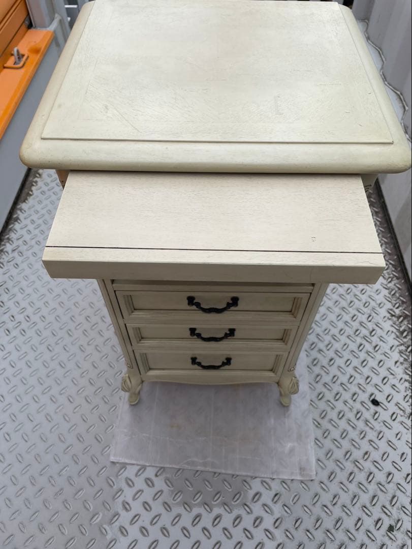 アンティーク　猫足　チェスト　クリーム色の木製キャビネット 3段