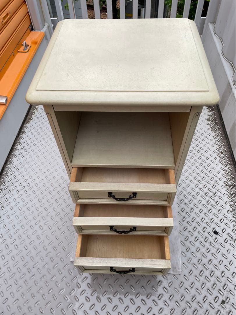 アンティーク　猫足　チェスト　クリーム色の木製キャビネット 3段