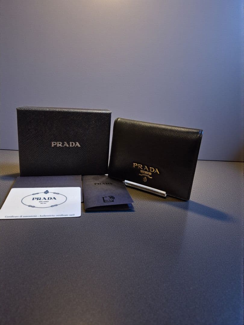 ＰＲＡＤＡ　プラダ　サフィアーノ　二つ折り財布　ブラック革 x