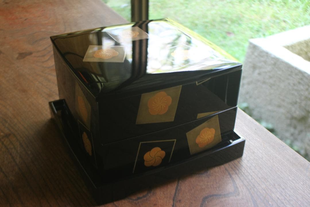 デッドストック！上質内朱黒漆に優美な梅蒔絵の映える台付二段重（検輪島塗重箱お重