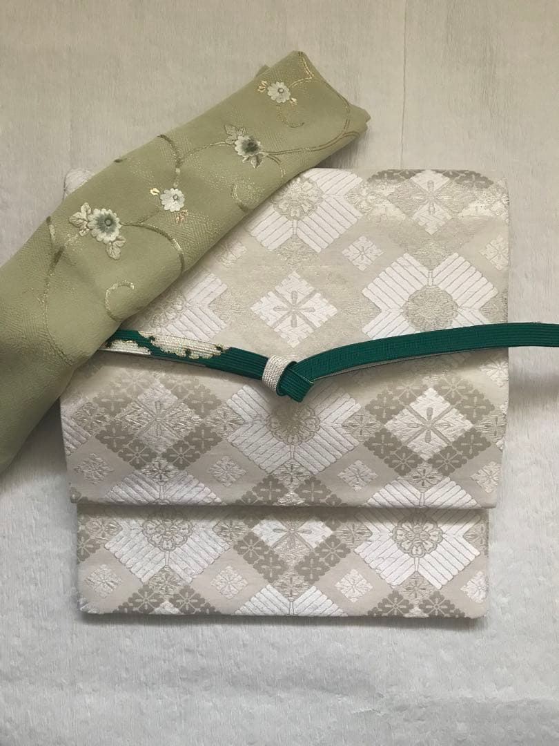 とっても使い勝手の良い白とシルバーの袋帯　正絹