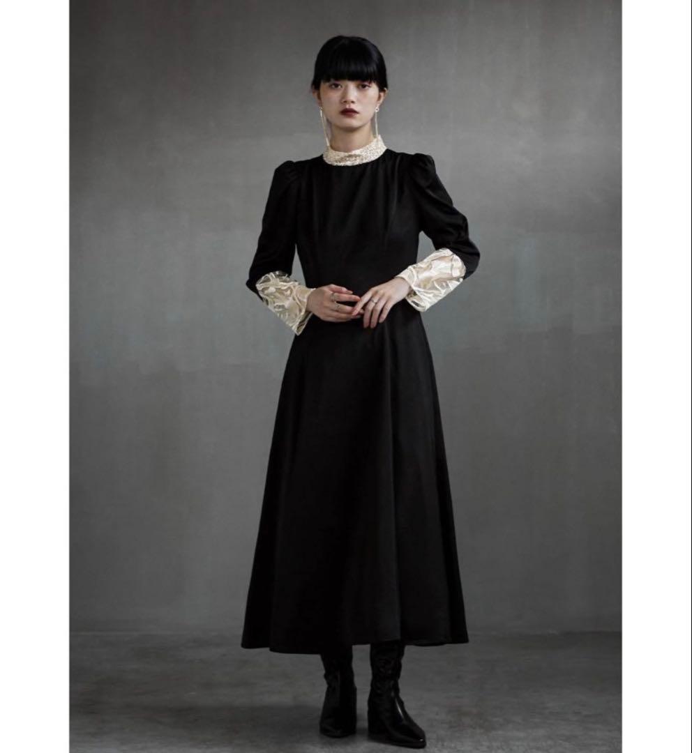 刺繍入り黒ロングドレス