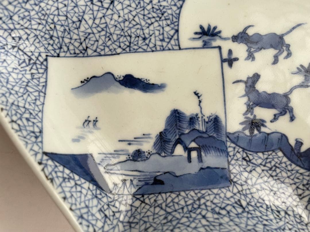 骨董　アンティーク　古伊万里　染付　窓絵　牛　山水　氷割　扇形　向付　変形皿　皿