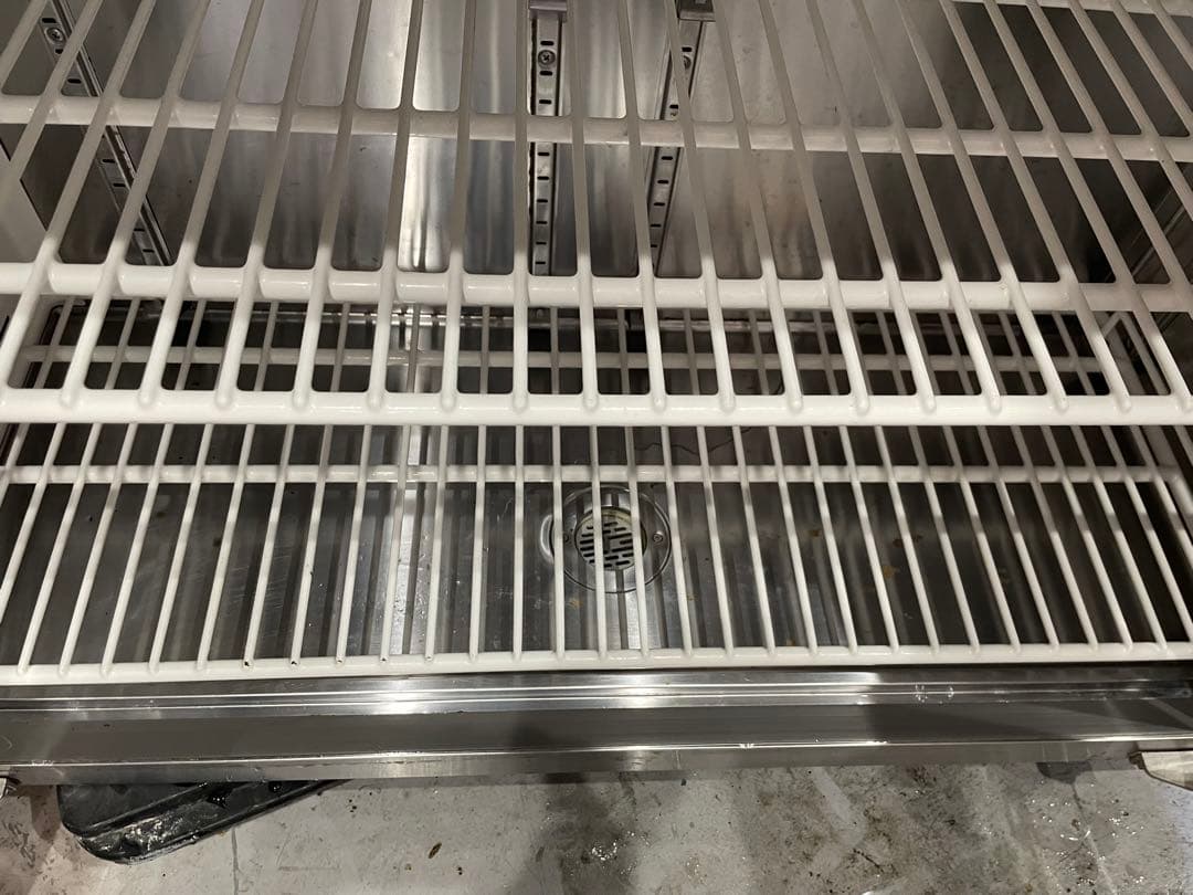 GIRA 専用福島テーブル型冷蔵庫 庫内広くてステンレス 仕様で良く冷えます！