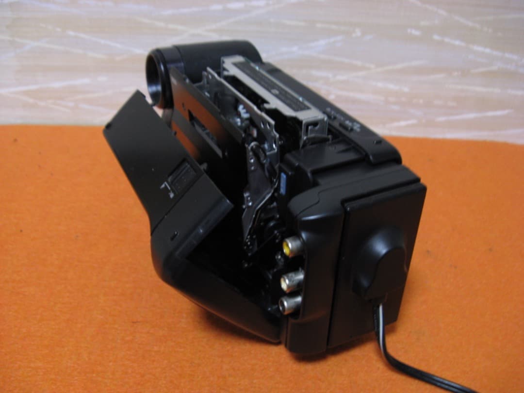 テープ再生動作OK！☆シャープの液晶8ミリビデオカメラ・VL-EL310