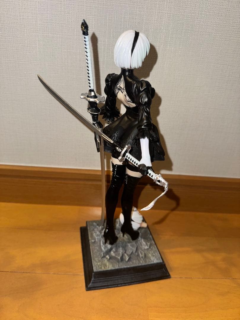 ニーアオートマタ 2B フィギュア 黒と白 2個セット