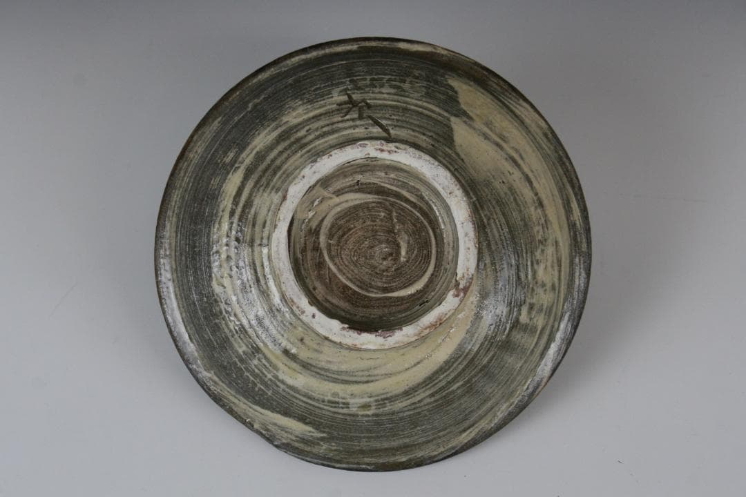 壺屋焼 人間国宝 金城次郎 作　釘彫り魚文五寸皿（重ね焼）