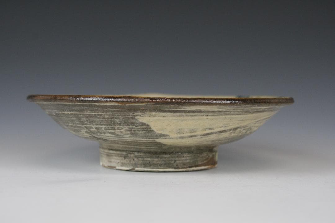 壺屋焼 人間国宝 金城次郎 作　釘彫り魚文五寸皿（重ね焼）