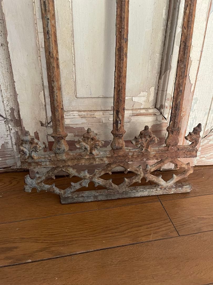 フランスアンティーク　ペンキの剥げた 美しい　アイアン　オブジェ