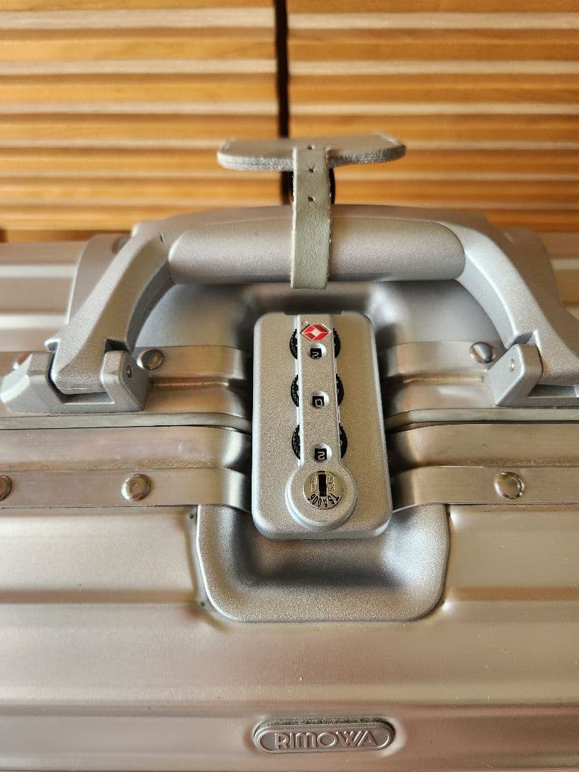 リモワ トパーズ ビジネストロリー２６L 機内持ち込み可能サイズ ４輪