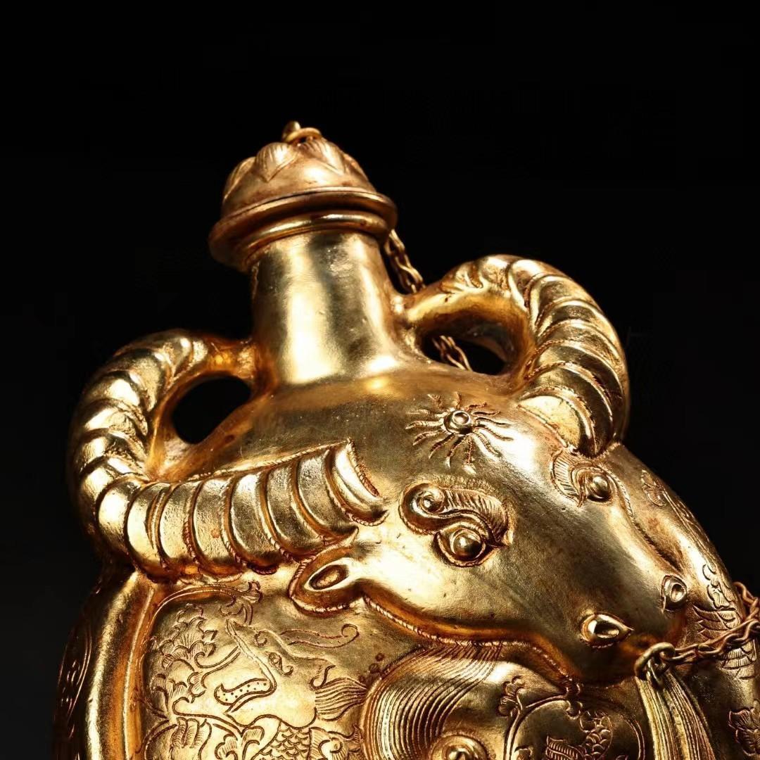 中国古美術・旧蔵鎏金牛頭酒壺・純銅細密彫・純手作り・高浮彫・置物・装酒器・文房具