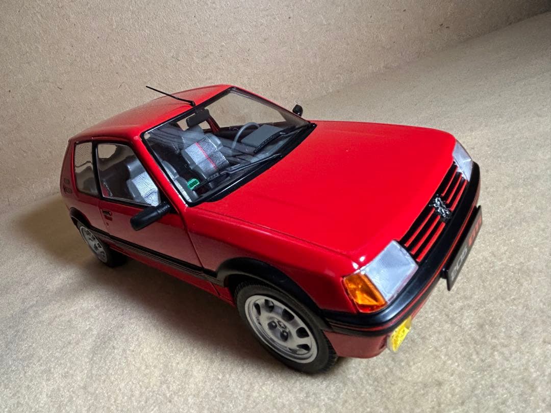 【希少】1/18 プジョー 205（小さな訳あり）