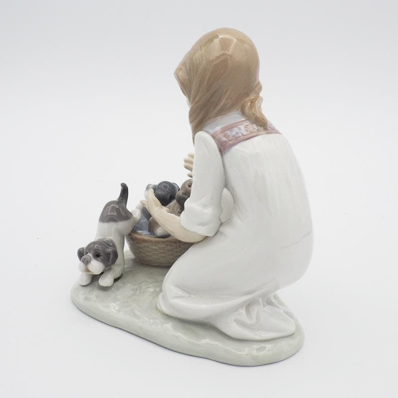 リヤドロ 5595 こっそりお外へ 仔犬 スペイン 少女 フィギュリン 【絶版】