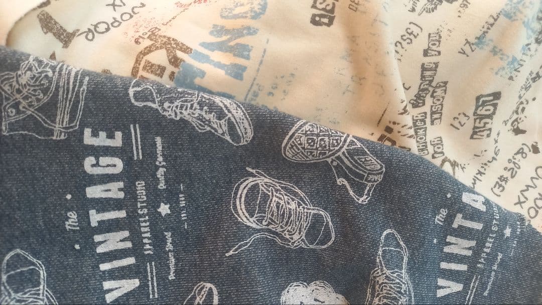 英字柄のニット生地