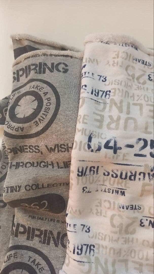 英字柄のニット生地