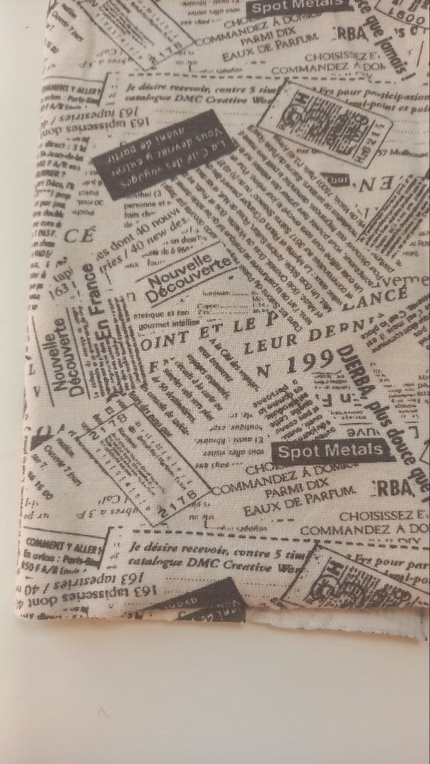 英字柄のニット生地