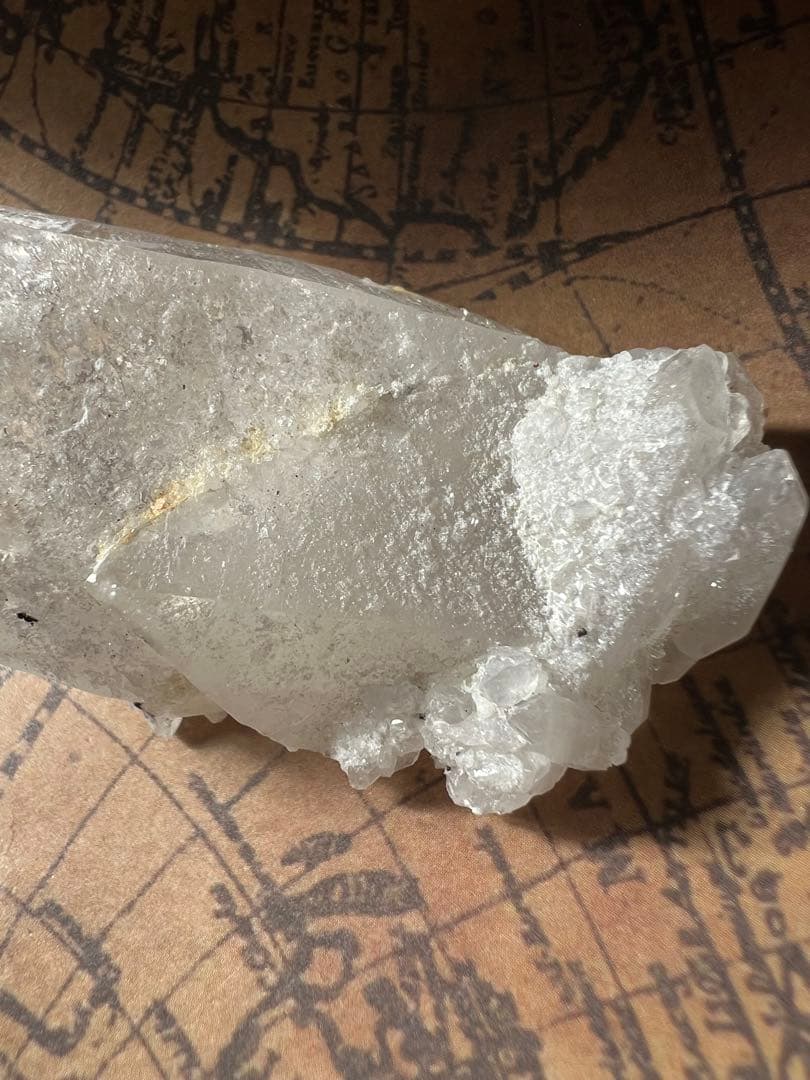 龍脈の精髄 ― 水晶「虹を宿す天の導き」 ※売上の一部を保護猫活動に使用