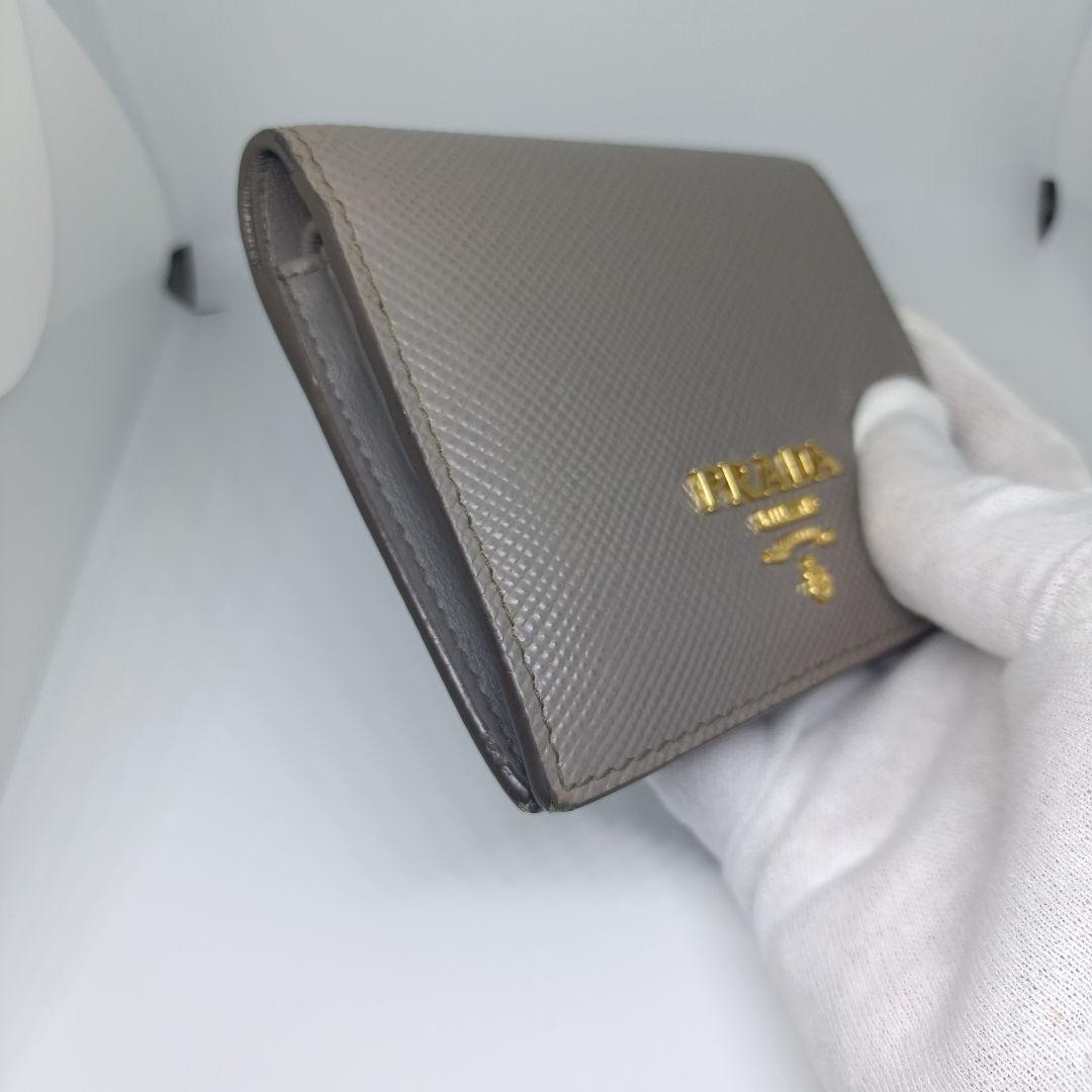 プラダ２つ折り財布　PRADA折財布ベージュ