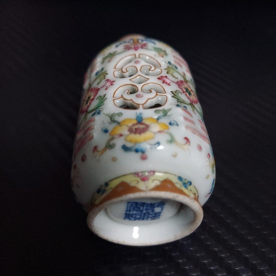 鼻煙壺　乾隆年製　手描　極細工 透かし彫りと転芯