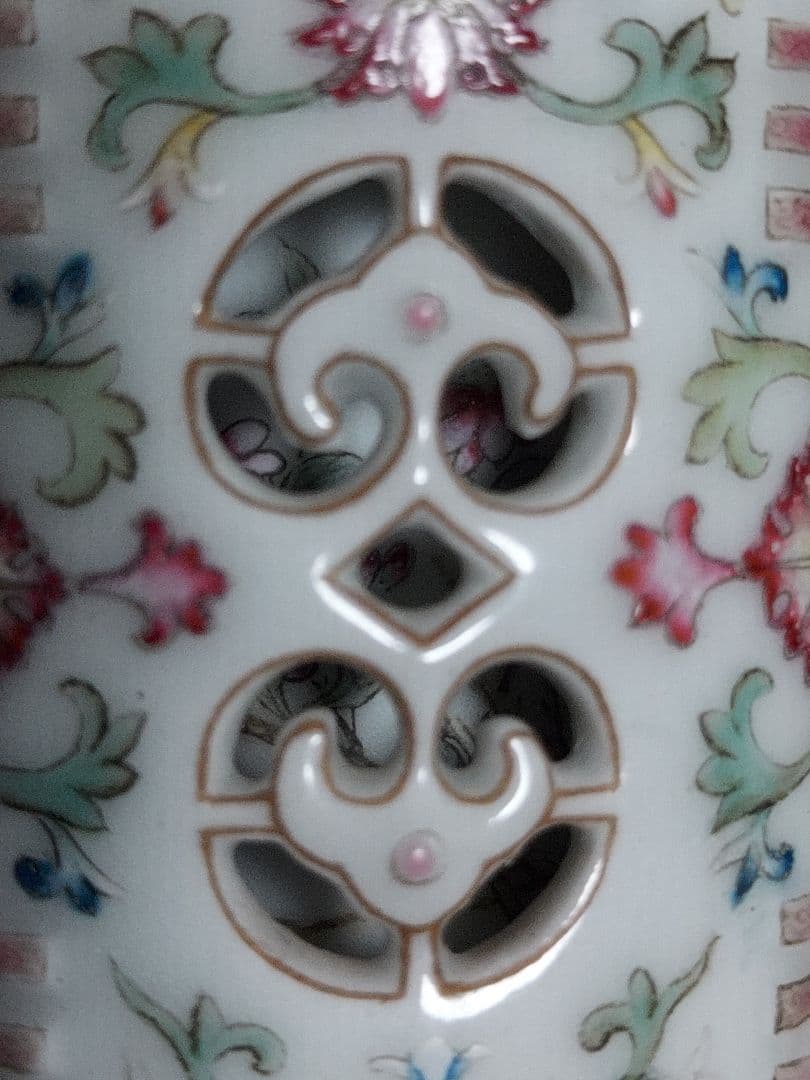 鼻煙壺　乾隆年製　手描　極細工 透かし彫りと転芯