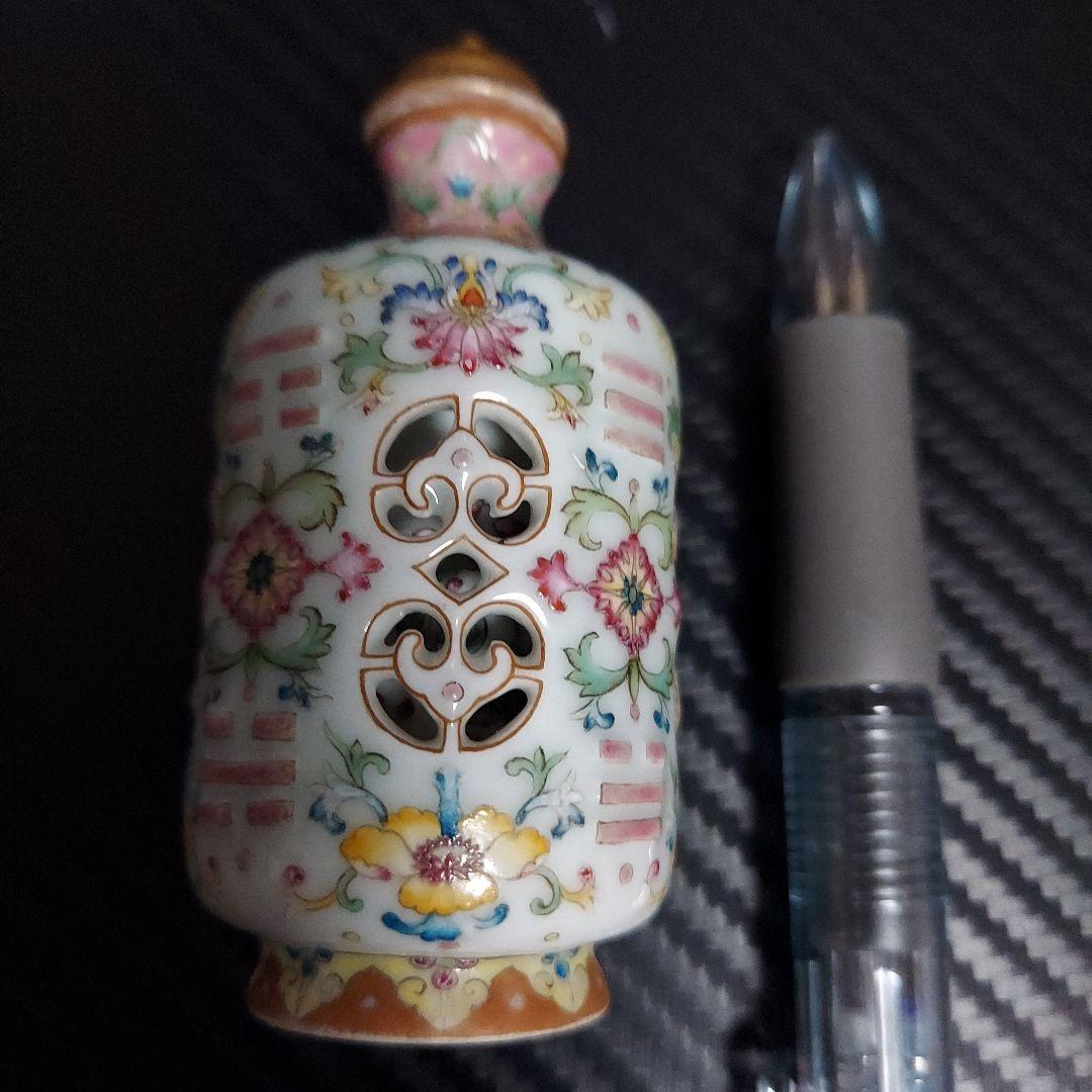 鼻煙壺　乾隆年製　手描　極細工 透かし彫りと転芯