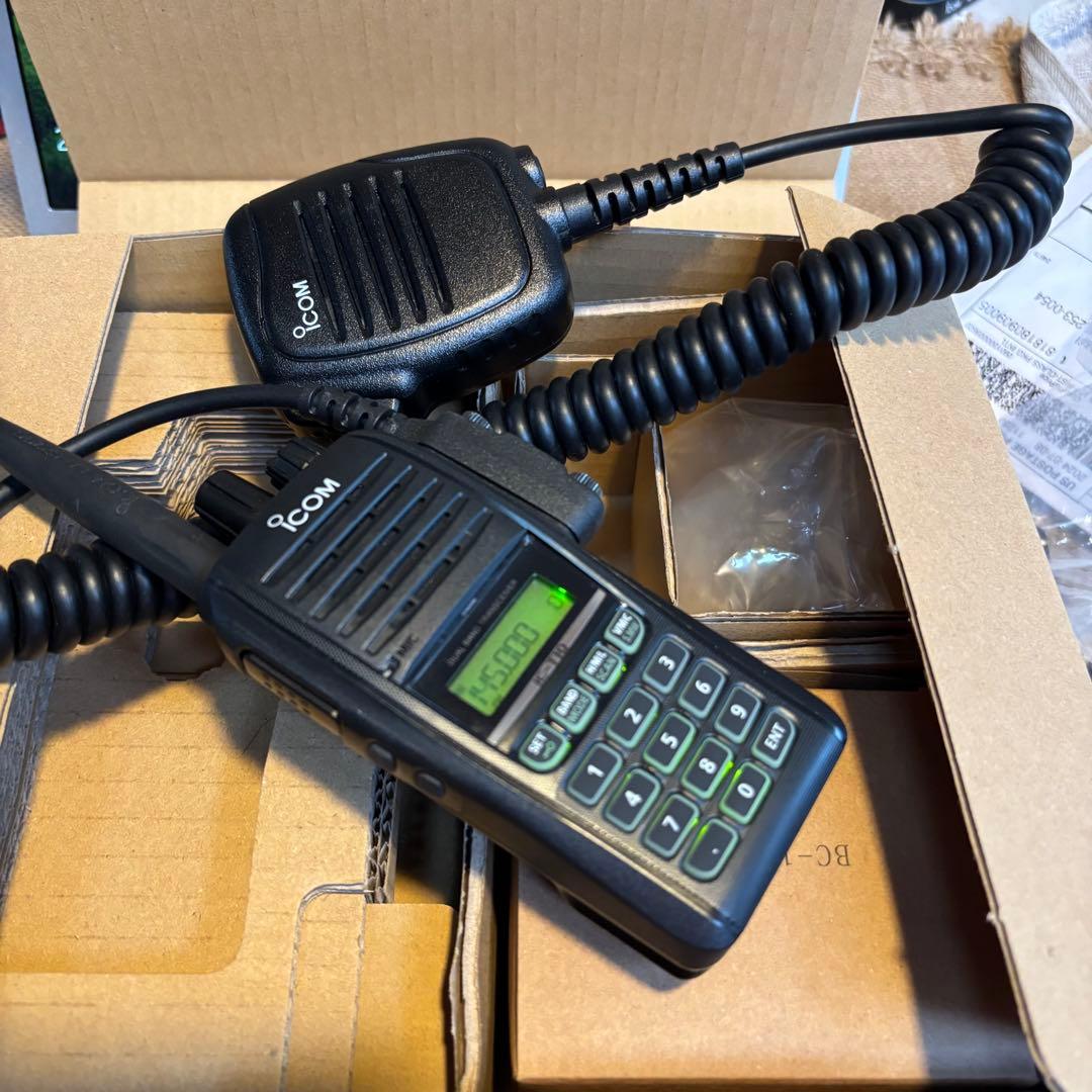 ICOM IC-T10 + HM-159LA トランシーバー