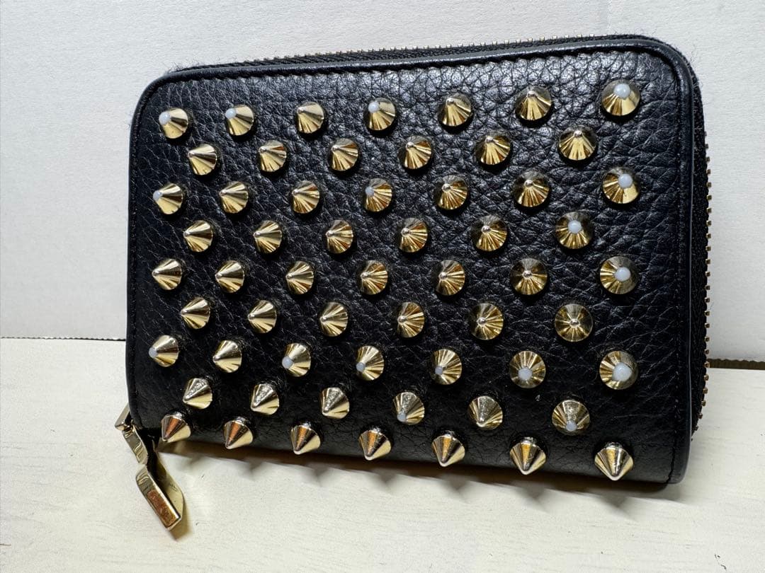 クリスチャンルブタン　スタッズ付き黒レザーケース