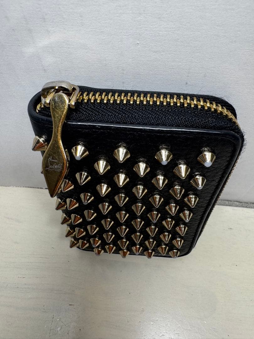 クリスチャンルブタン　スタッズ付き黒レザーケース