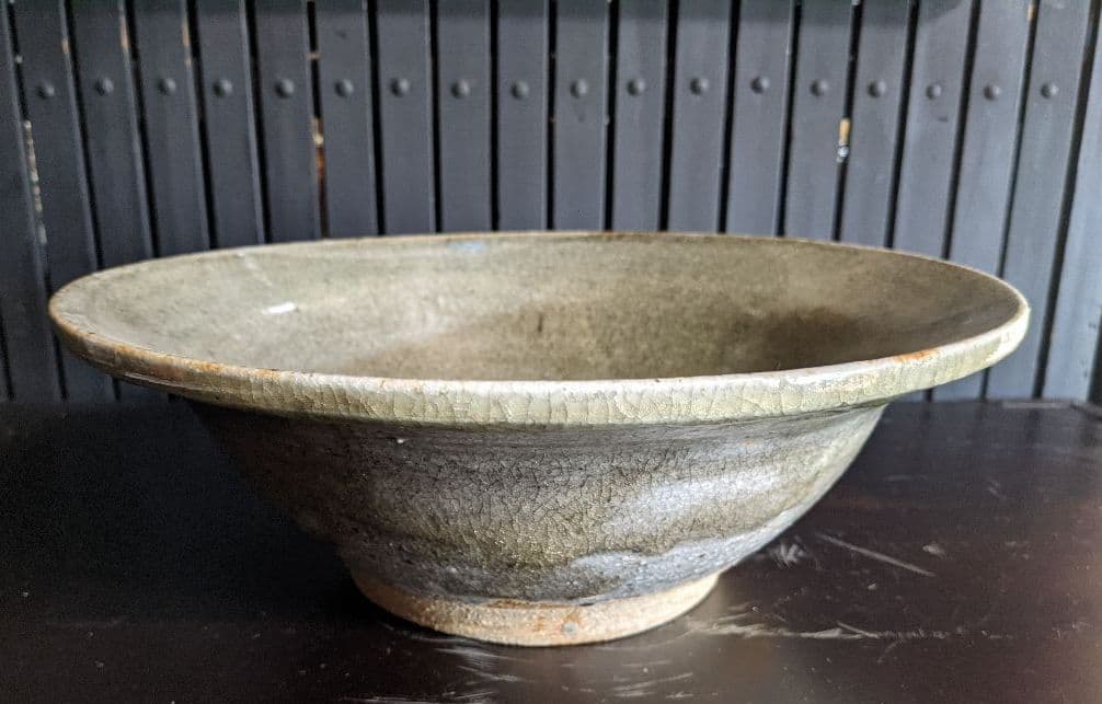 落ち着いた色の 鉢 花器 にも 焼き物