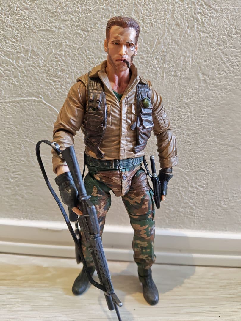 プレデター NECA シュワちゃん アクションフィギュア 迷彩服 武器付き
