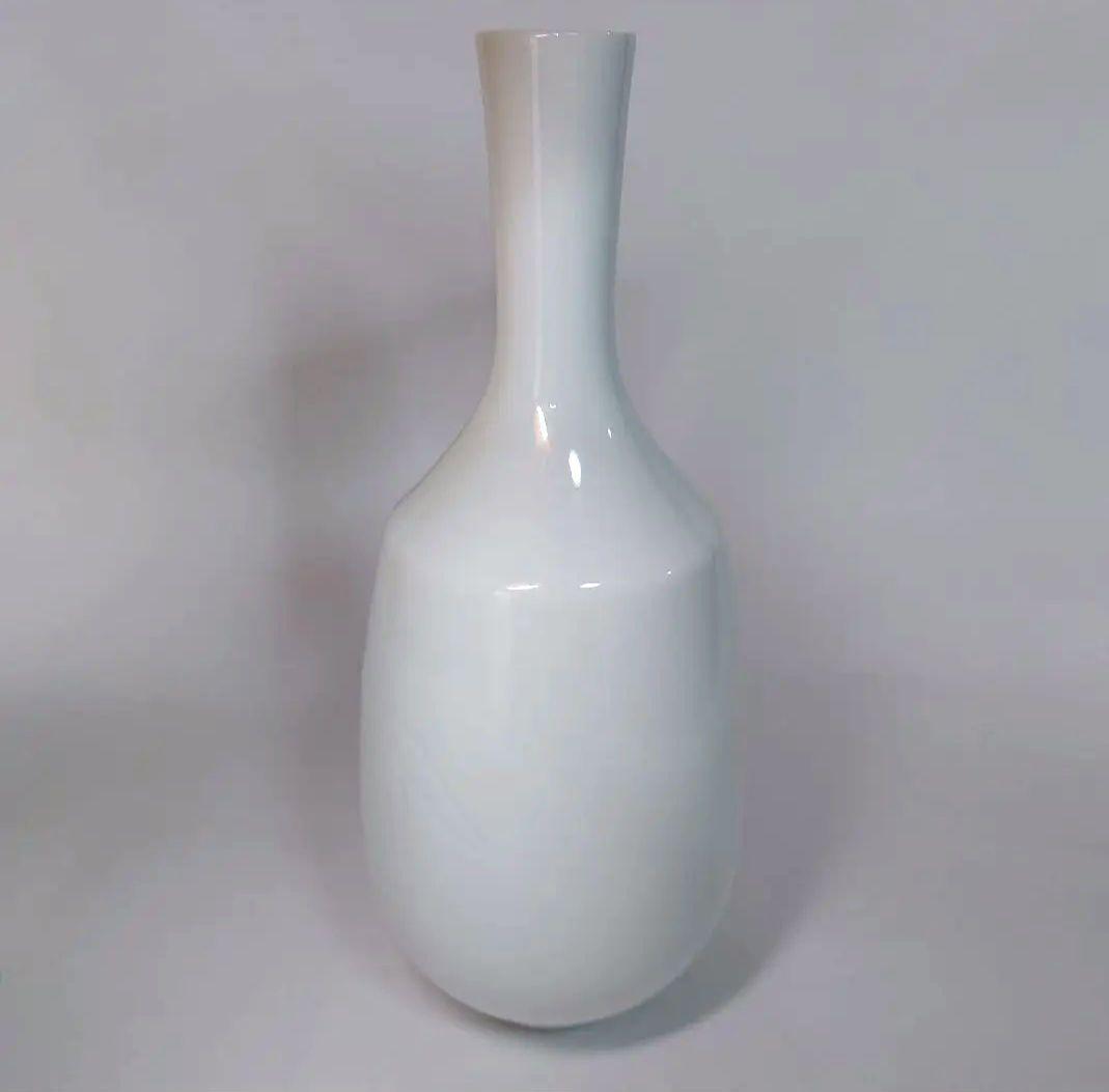 人間国宝　井上萬二　作　白磁竹彫花瓶　高さ26.6センチ