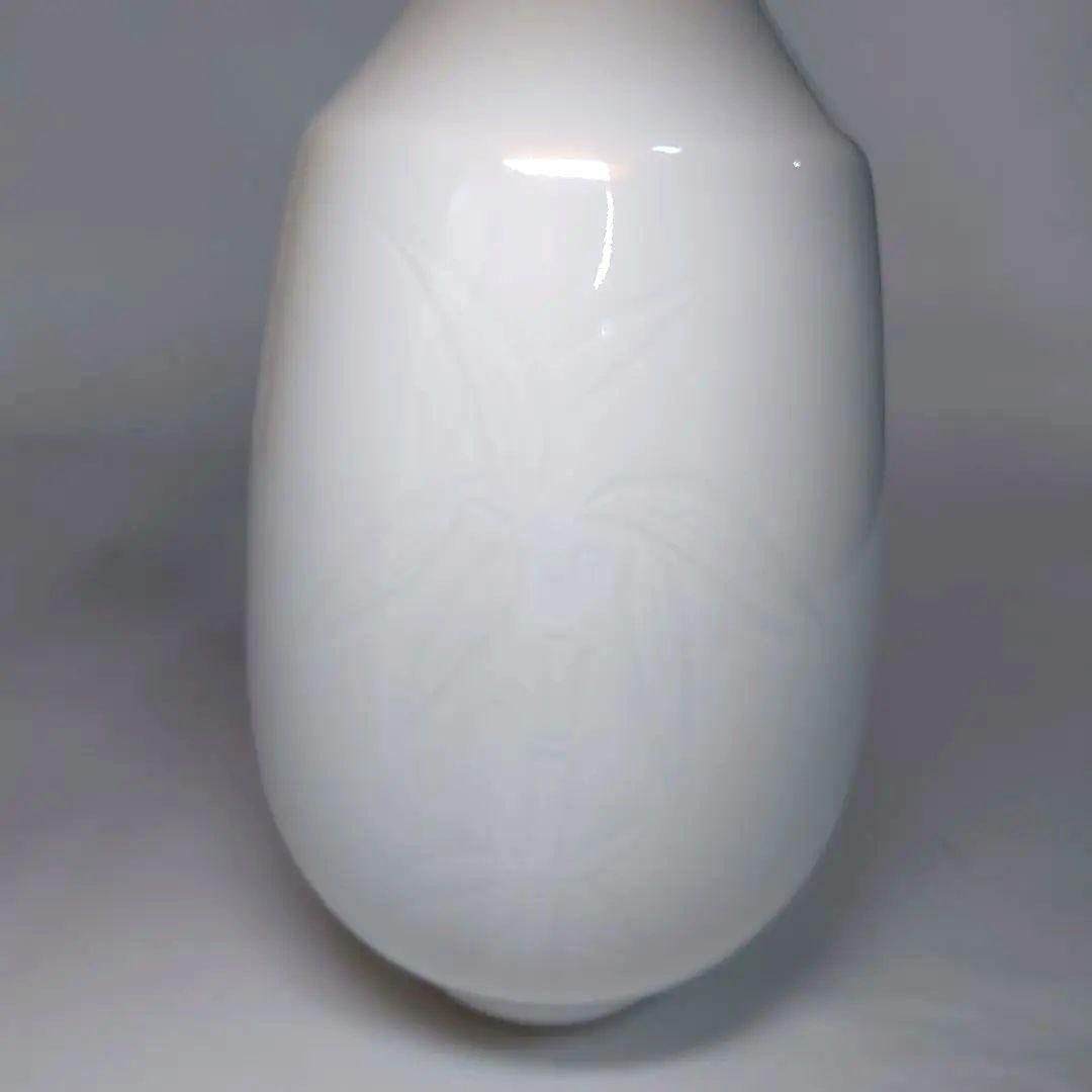 人間国宝　井上萬二　作　白磁竹彫花瓶　高さ26.6センチ