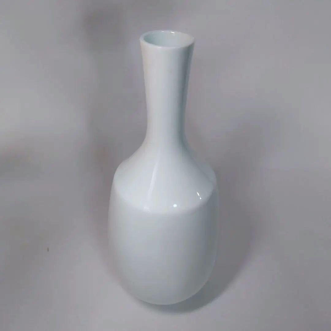 人間国宝　井上萬二　作　白磁竹彫花瓶　高さ26.6センチ