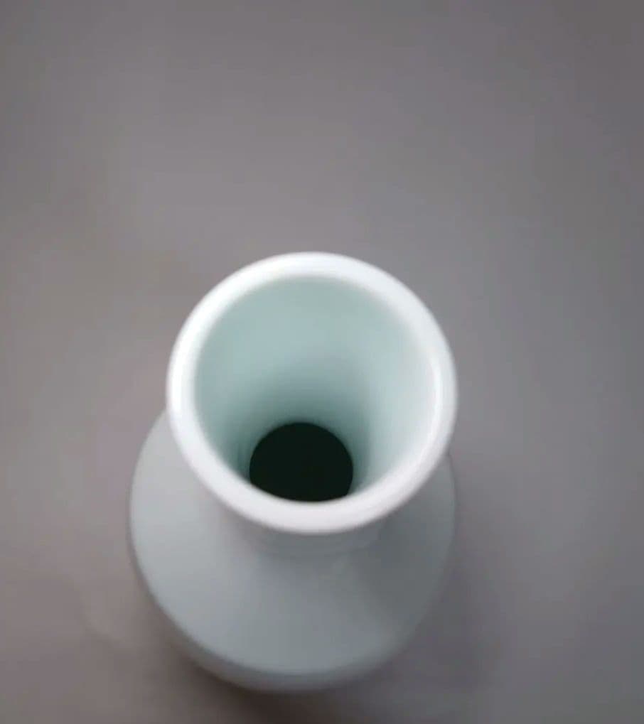 人間国宝　井上萬二　作　白磁竹彫花瓶　高さ26.6センチ