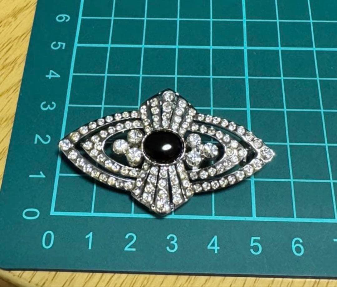 フランス　ヴィンテージ 銀張りのライトストーンと黒色石のブローチ　長期保存