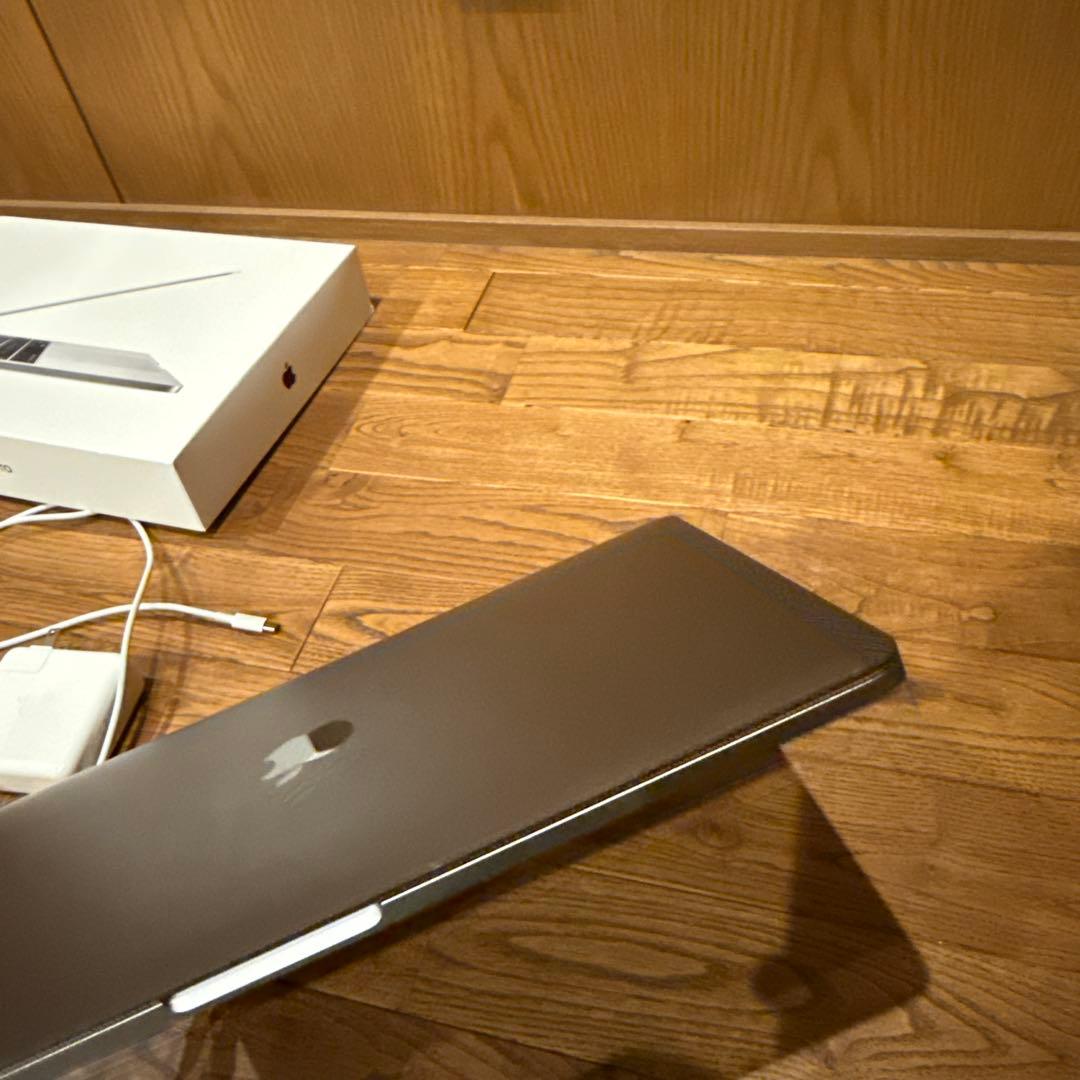 MacBook Pro 2017 本体 充電器付き