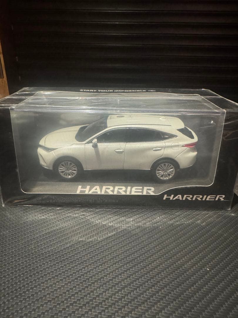 新型ハリアー 1/30ミニカー パールホワイト　未開封