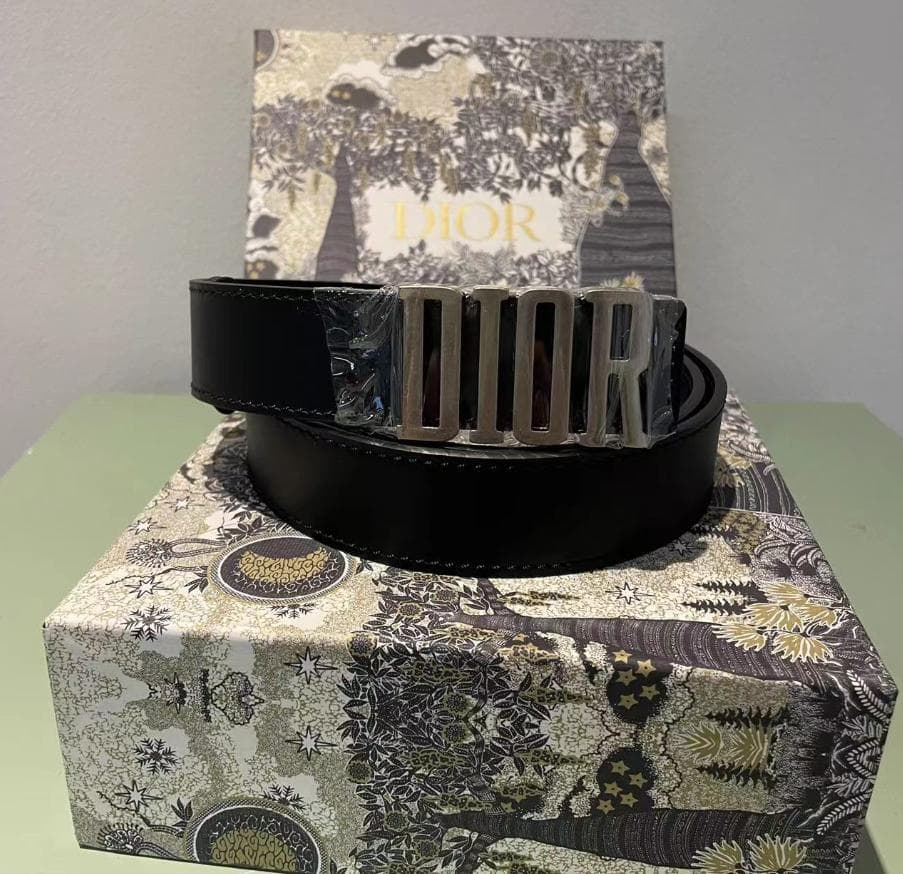Dior 黒レザーベルト ロゴ入り