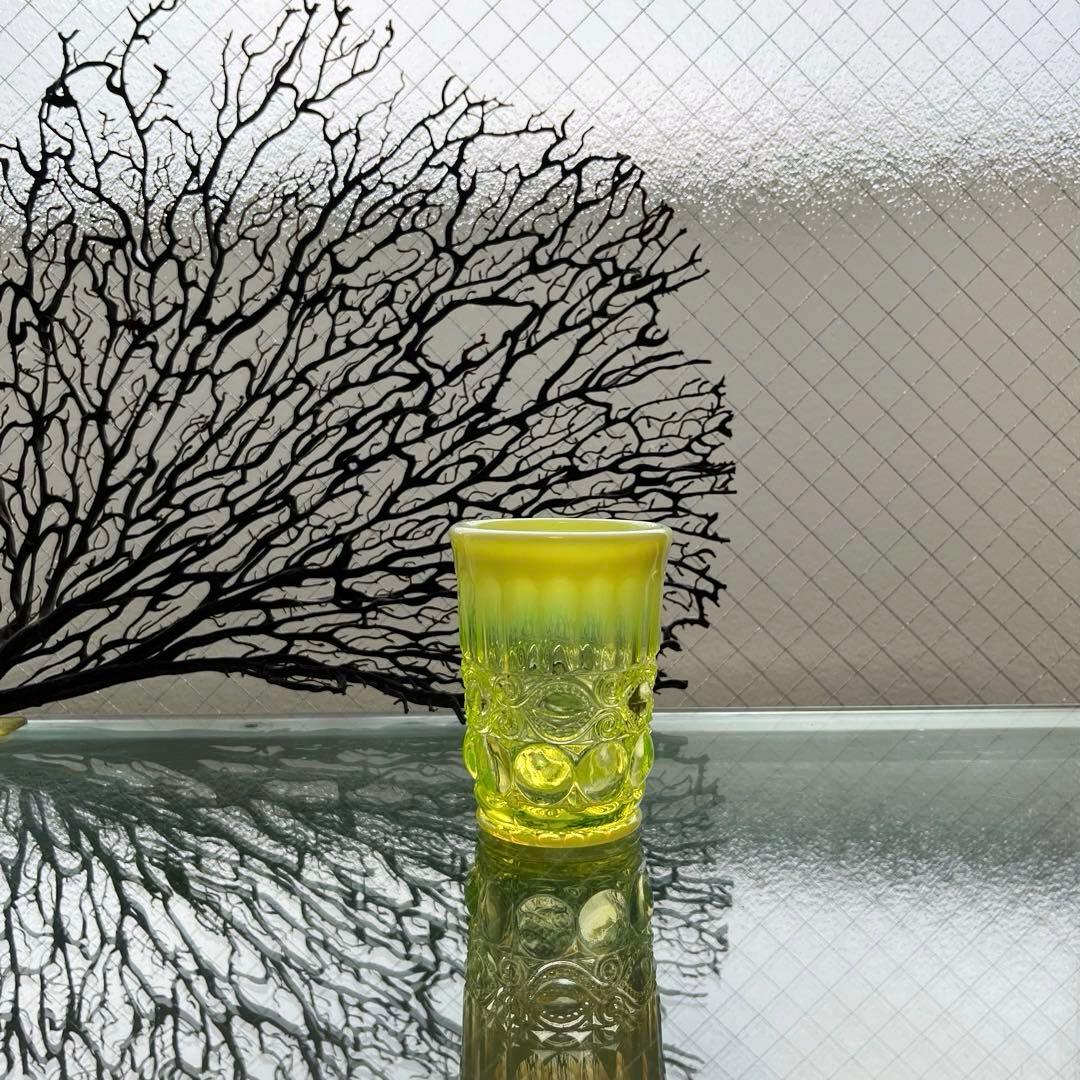 骨董　時代プレス　乳白色暈し　カナリアイエロー　コップ　ゴブレット　ウラン