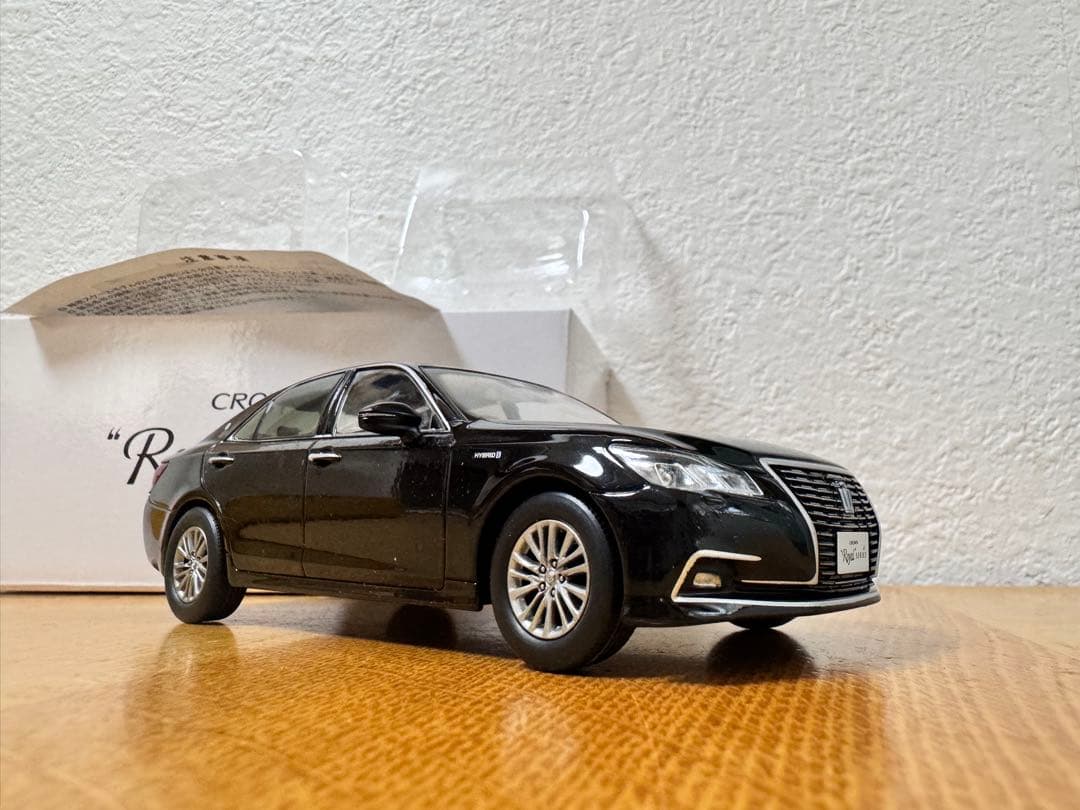 トヨタ クラウンロイヤルサルーン カラーサンプル ミニカー 1/30