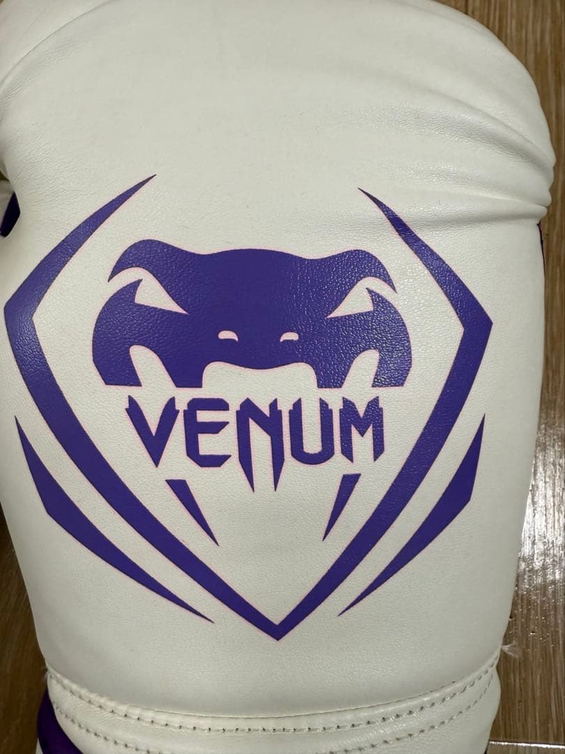 希少　Venum ボクシンググローブ 16 oz ホワイト　パープル　白　紫